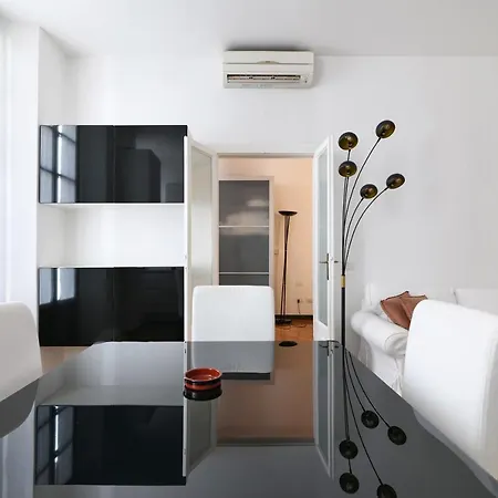 Charming San Babila Apt. * ميلان